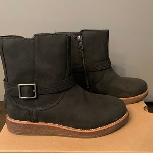 New UGG women’s Camren boots size 6